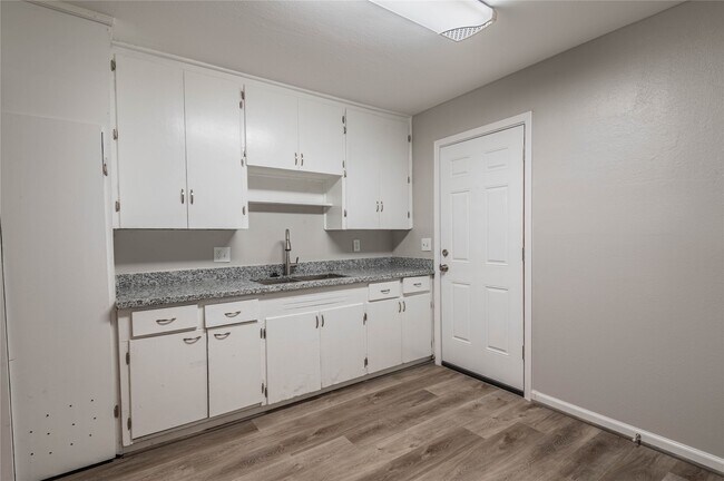 Primary Photo - 4817 Van Fleet St