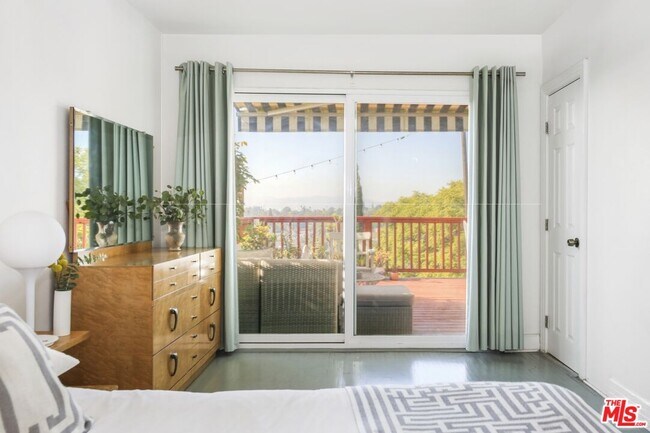 Building Photo - 1563 Lucretia Ave