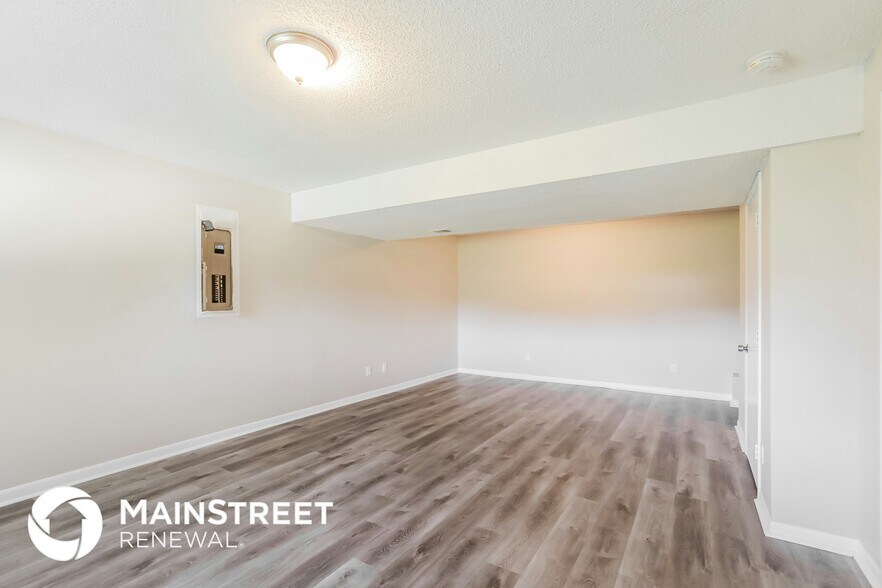 Building Photo - 1024 NE Queens Ct