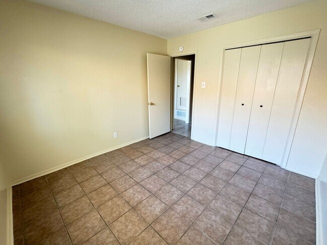 Building Photo - 2206 Silverway Dr