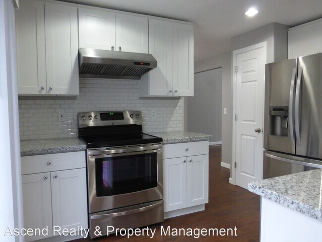 Building Photo - 4 br, 2.5 bath House - 18860 SW Christophe...