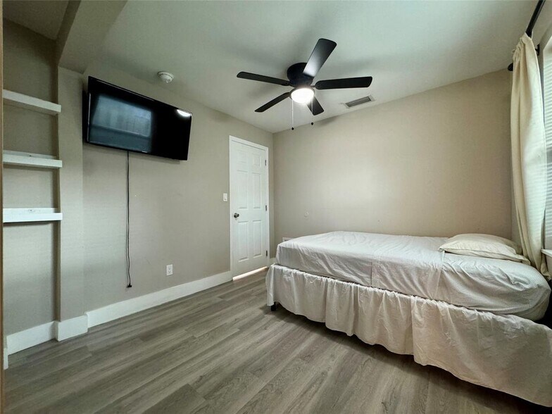 Building Photo - 1871 NW 31st Ave