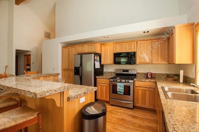 Building Photo - * Coming soon- Unfurnished * 3BR - 2BA Sin...