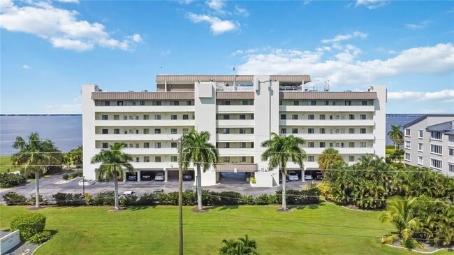 Building Photo - 1500 Park Beach Cir