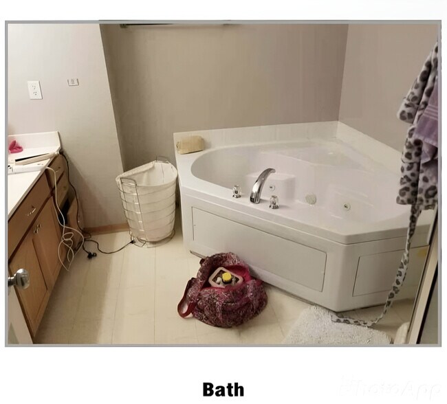 Building Photo - 1019 NE Greenview Dr