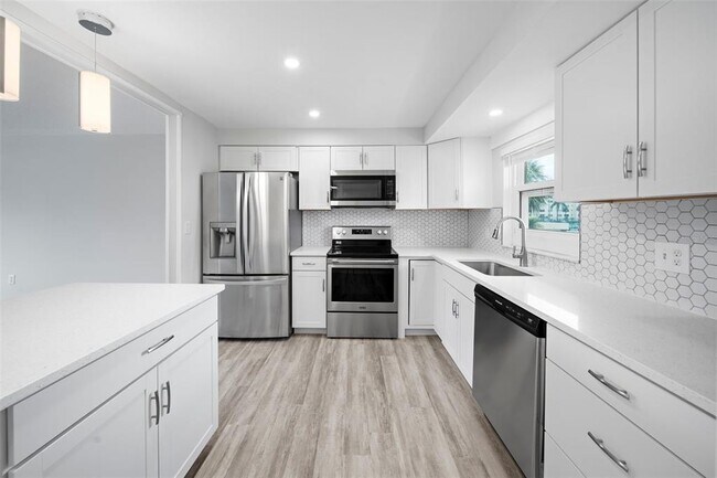 Building Photo - 4725 Cove Cir