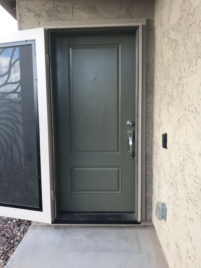 Building Photo - Beautiful Newer 3 bedroom Home Sweetwater ...