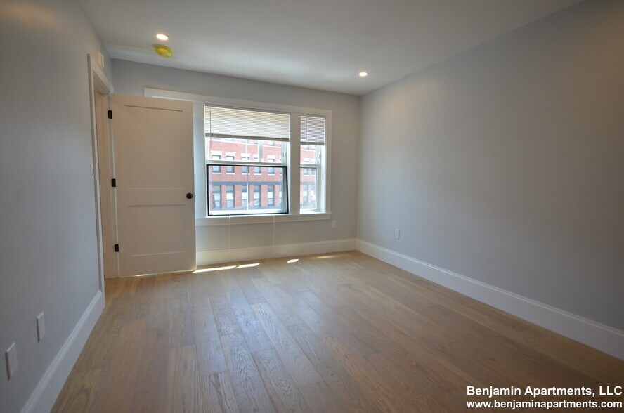 Building Photo - 425 Market St