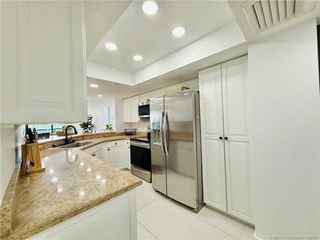 Building Photo - 8800 S Ocean Dr