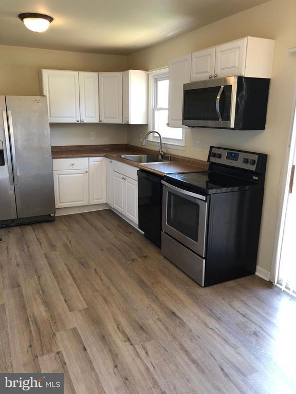 Building Photo - 104 Lark Ln