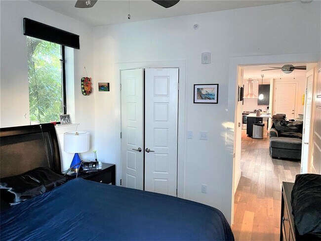 Building Photo - 1615 E 7th St