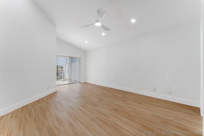 Building Photo - 897 Dickens Pl