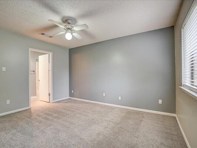 Building Photo - 10906 Meadgreen Ct