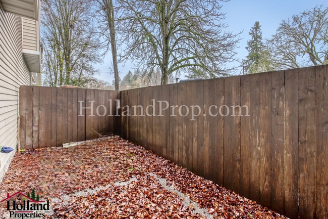 Building Photo - Charming 3-level townhome ideally located in the heart of Beaverton!