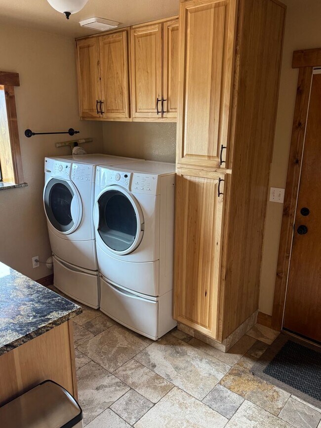 Building Photo - 3 Bed 2 Bath- Flagstaff