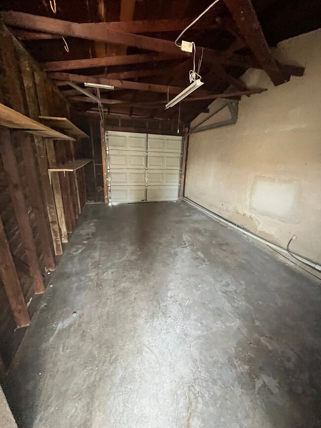 Building Photo - Lovely 3 Bedroom 1 Bath House with Garage