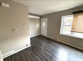 Building Photo - 929 W North Ave