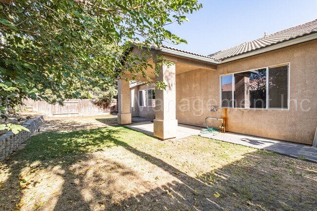 Building Photo - 3 Bedroom/2 Bath Home with an office and paid solar - $2695 per month!