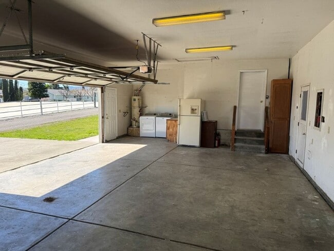 Building Photo - Unique 2 Bedroom Country Property Vacaville *Star Rentals