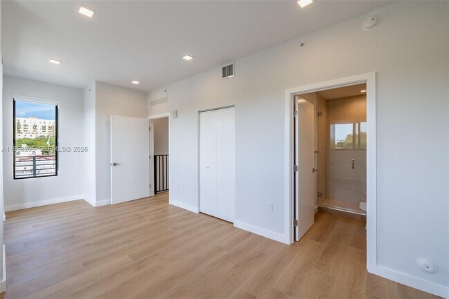 Building Photo - 1376 SW 4th St