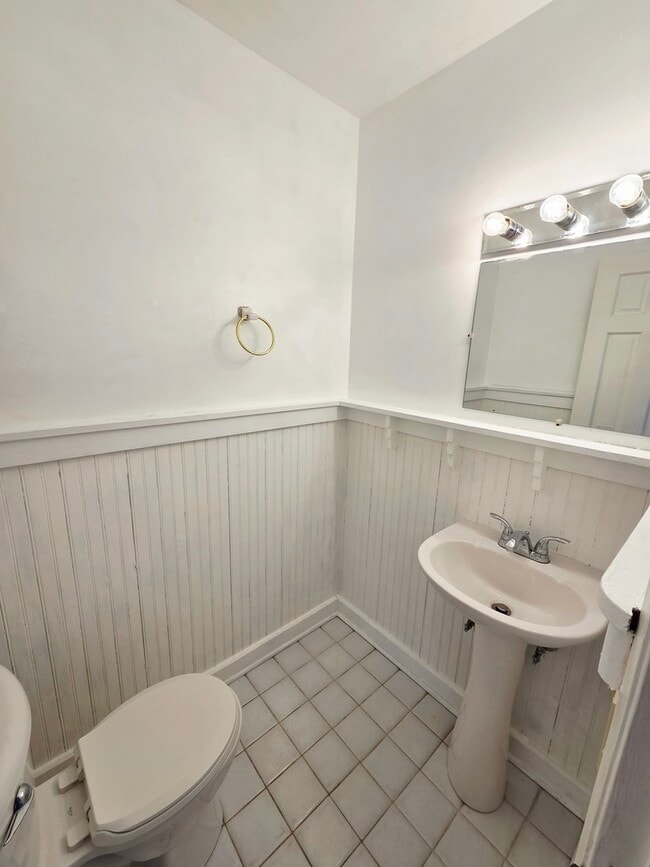 Building Photo - 828 Lavergne Ave