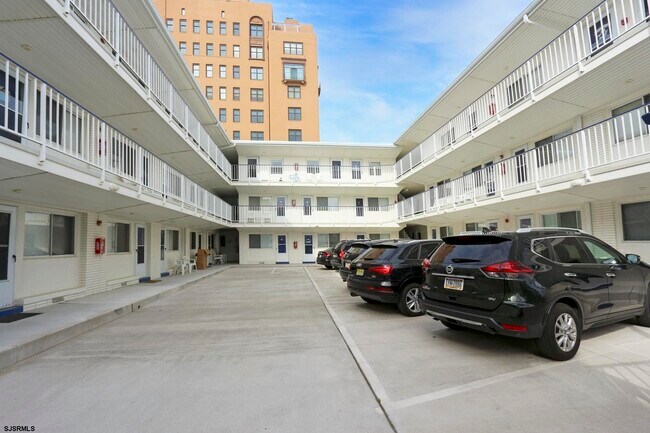 Building Photo - 111 S Dudley Ave