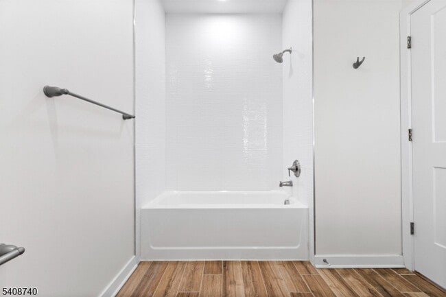 Building Photo - 321 E 3rd St