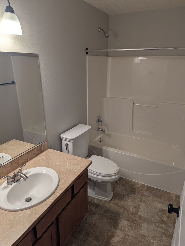 Building Photo - Beautiful well maintained 4 bedroom 3 bath...