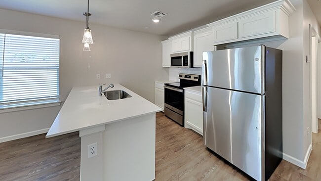 Building Photo - 2 Bedrooms 2 Bathroom 1 Car Garage Duplex Close to Broadway Extension, a short distance from Edmo...