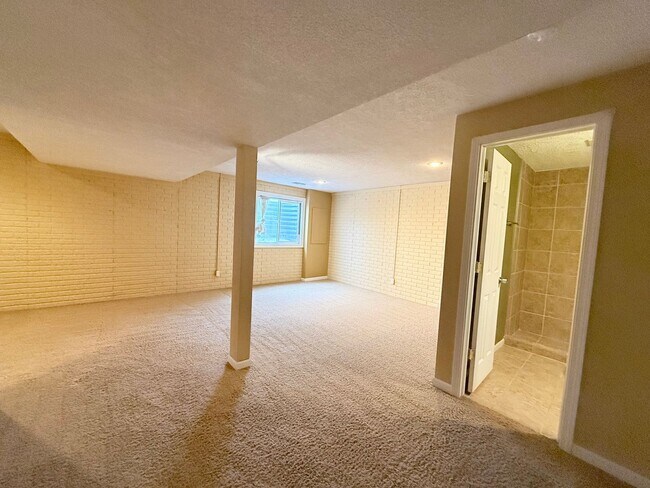 Building Photo - Beautiful Home in East Bloomington!