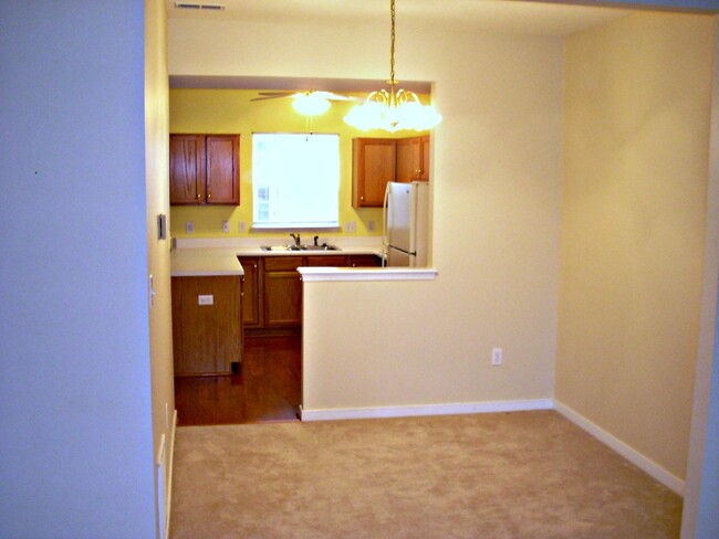 Building Photo - 3 BR / 1.5 BA Townhouse near Virginia Cent...