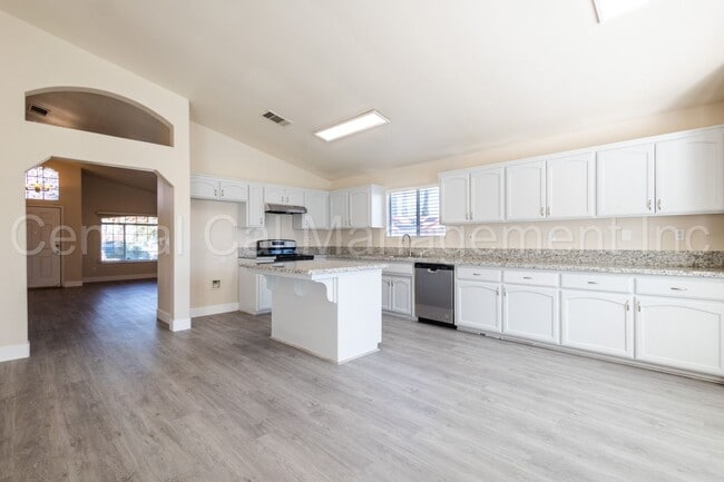Building Photo - 3 Bedroom/2 Bath Home in the Southwest - $2295 Per Month!