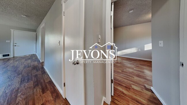 Building Photo - Inviting 2-bedroom 4-plex near Pritchard I...