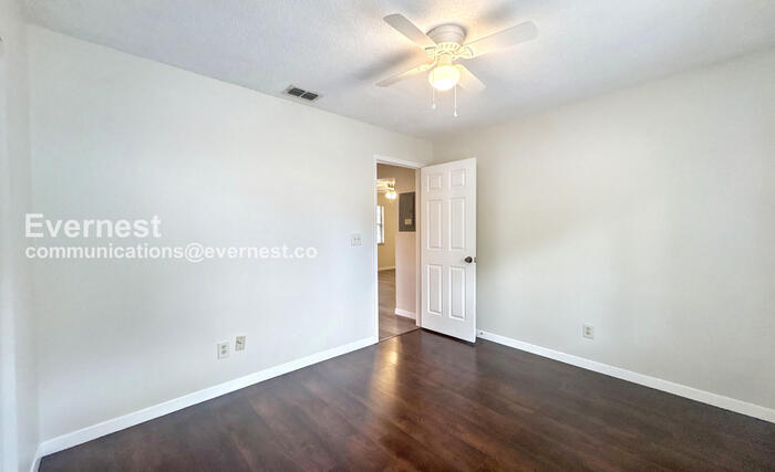 Building Photo - 2901 Bay View Dr