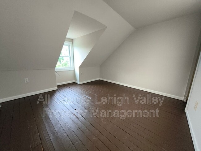 Building Photo - 339 W Lincoln St