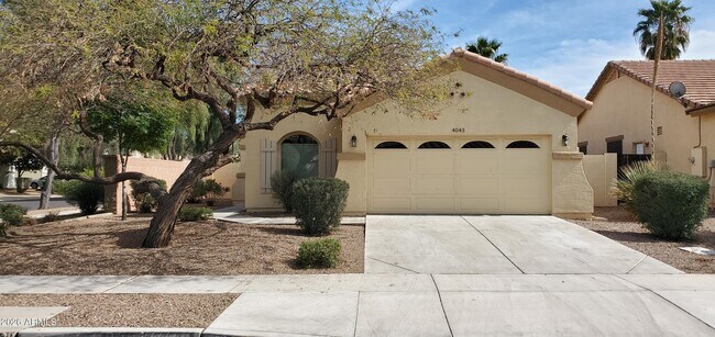 Building Photo - 4043 S Vineyard Ave