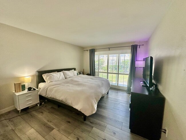 Building Photo - Spacious 3 Bedroom Townhome near USD!! Par...