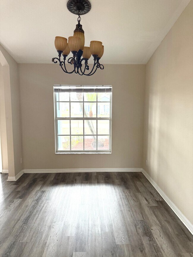 Building Photo - 549 SW Prater Ave