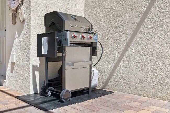 Building Photo - 1905 Majorca Dr