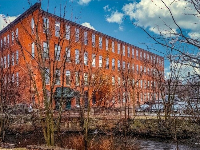 Building Photo - 589 Atwells Ave