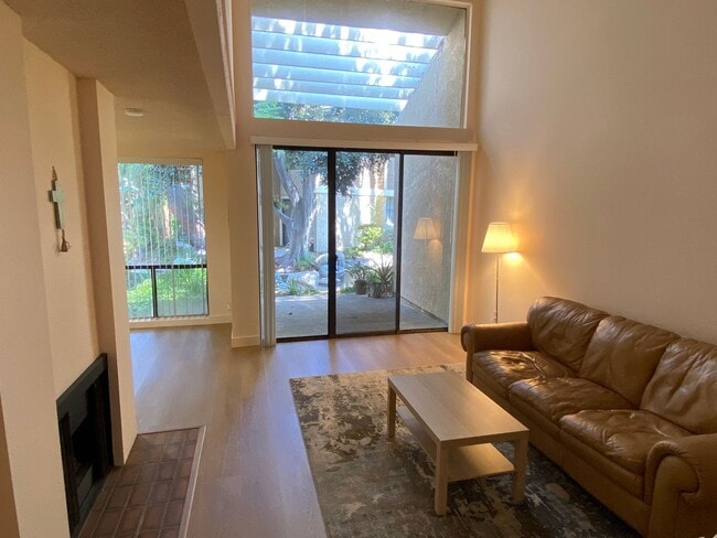 Building Photo - Irvine: 2-story townhome with attached 2 c...