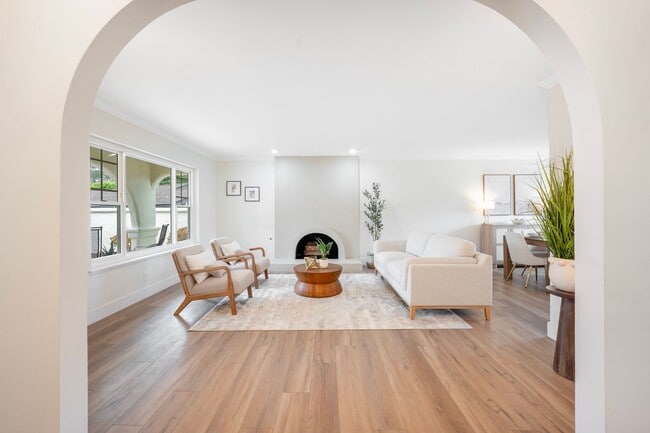 Building Photo - Executive Style Living ....