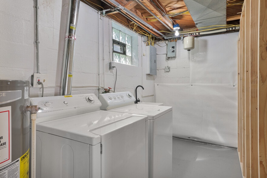 Laundry room - 1755 Elderslee Rd