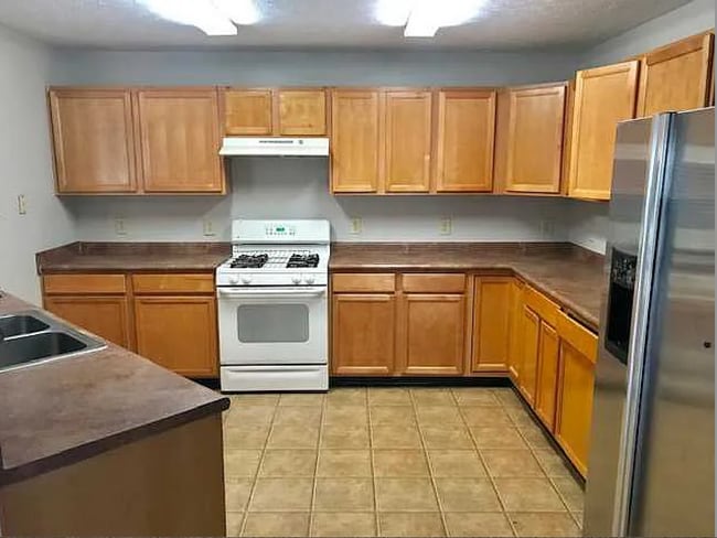 Building Photo - Beautiful 5 bedroom 3 bath  home is locate...