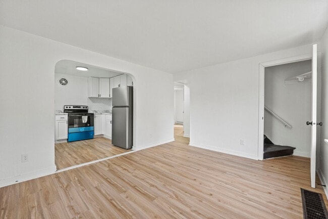 Building Photo - 2 BEDROOM HOME!