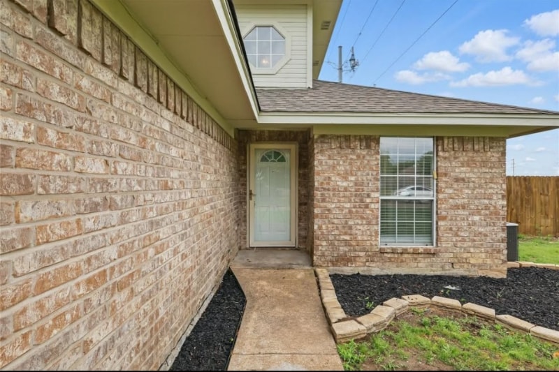 Building Photo - 310 California Dr