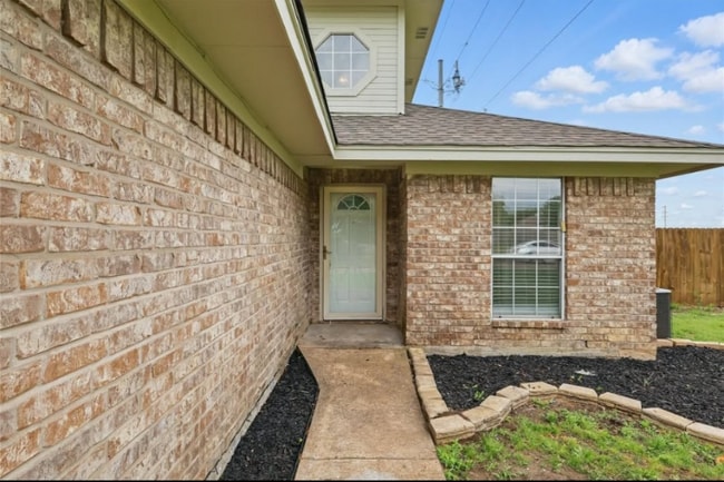 Building Photo - 310 California Dr
