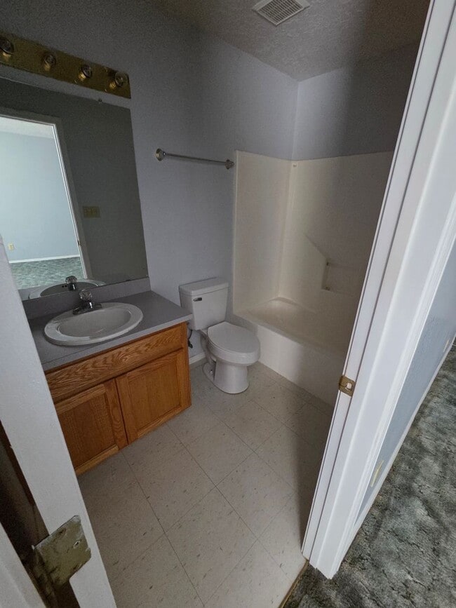 Building Photo - 420 E 9th St