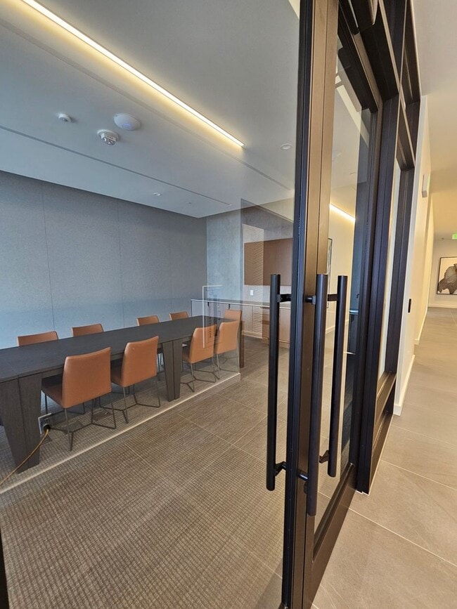 Building Photo - Luxurious High Rise Living in Convenient Downtown Bellevue