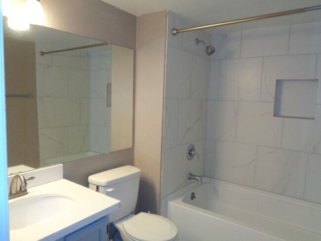 Building Photo - Spacious condo in Scottsdale-close to Scot...